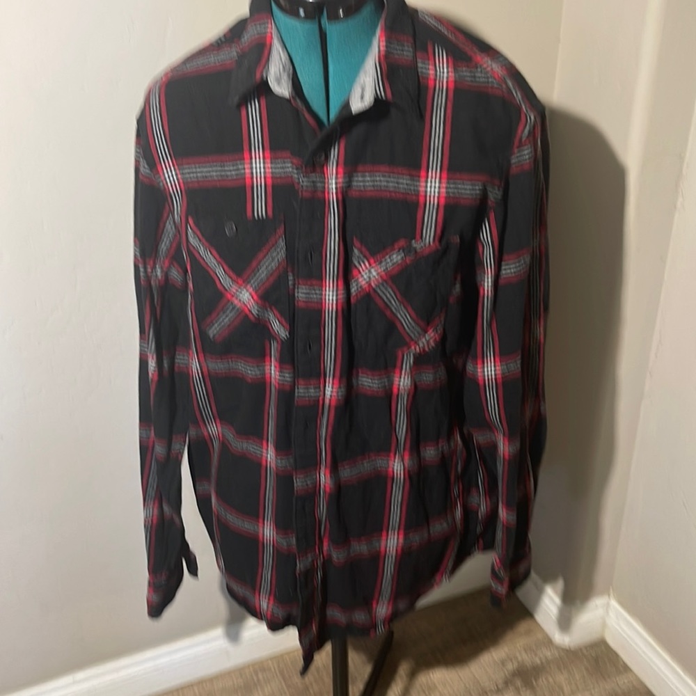 Mens urban pipeline large plaid black, red, and white in great used condition